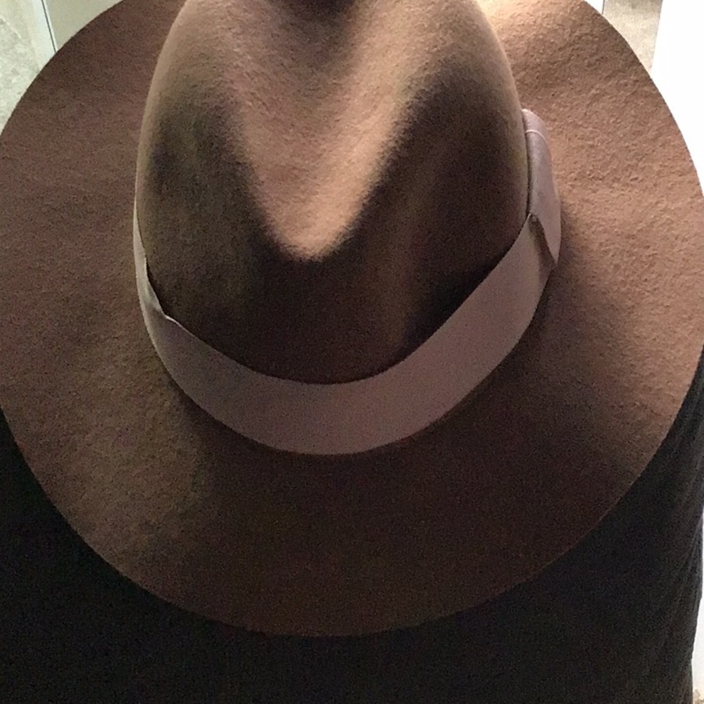 Brown hat with pink detail